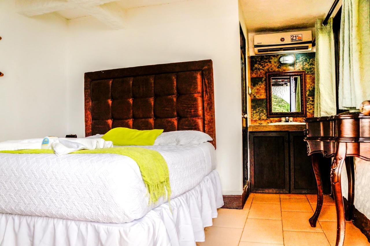 Hotel Mi Paraiso Rio Dulce Castillo de San Felipe エクステリア 写真